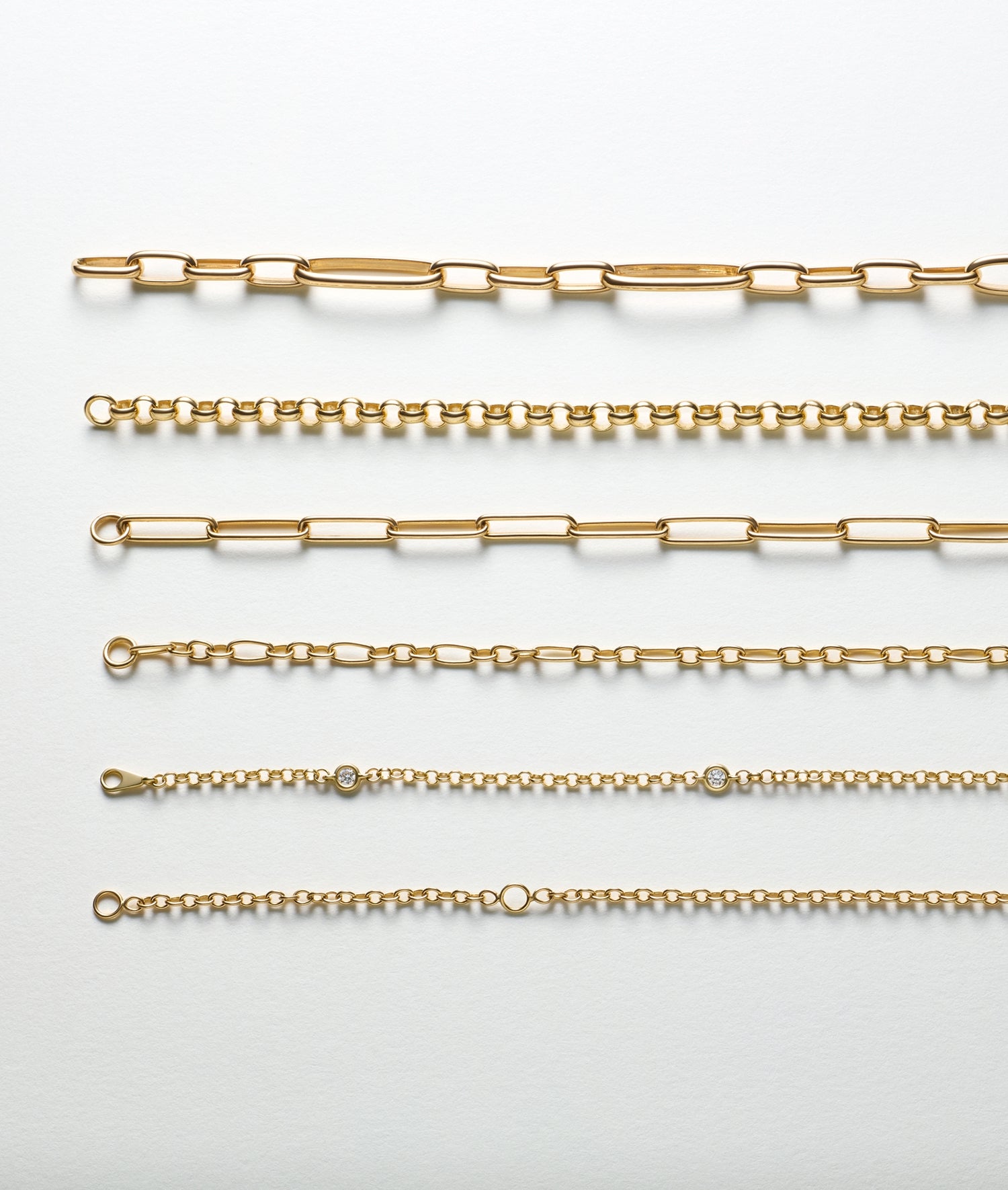 Crop of different sort of Loquet Chains in Yellow gold