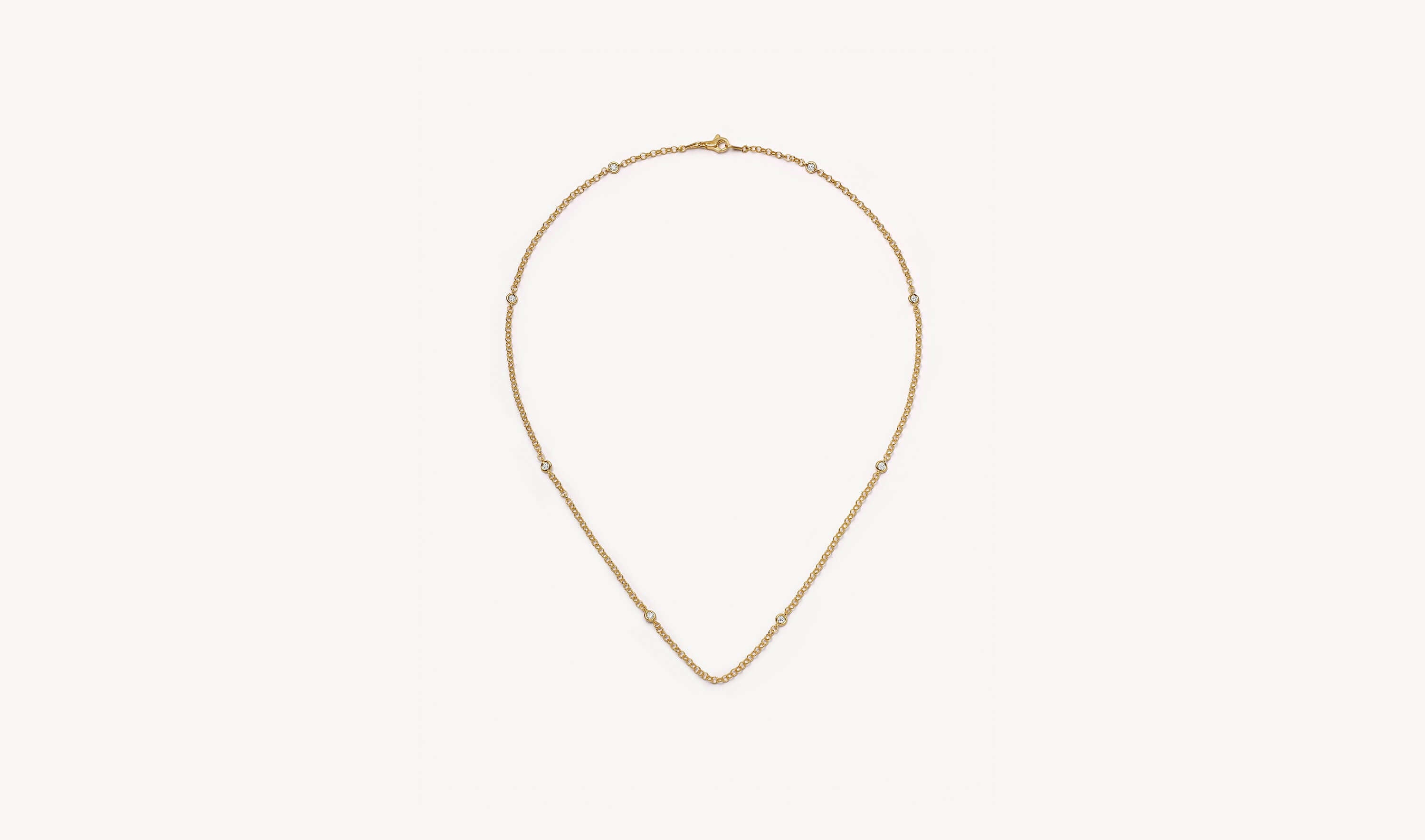The diamond gold necklace short chain.